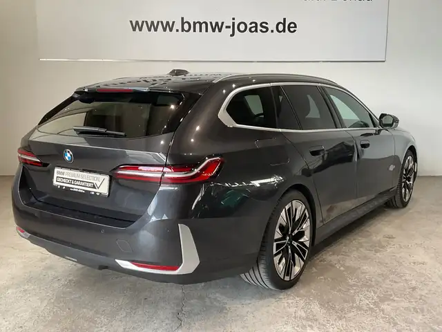 BMW 5 Series view 13