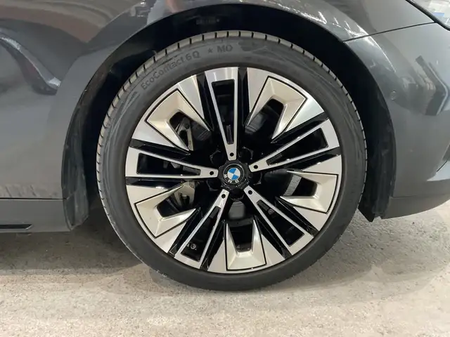 BMW 5 Series view 12