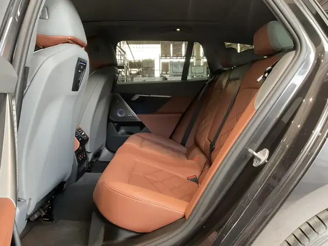 BMW 5 Series view 9