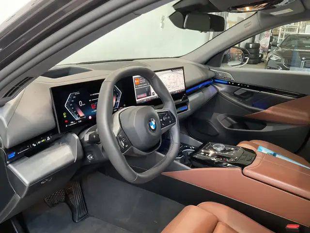 BMW 5 Series view 6