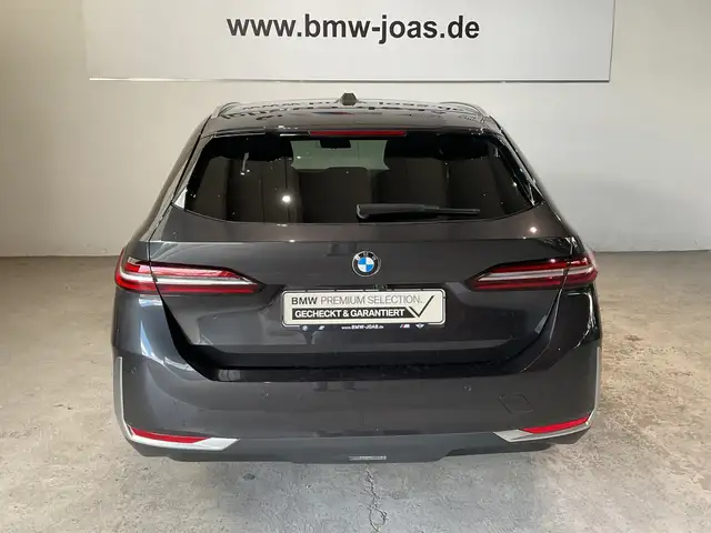 BMW 5 Series view 14