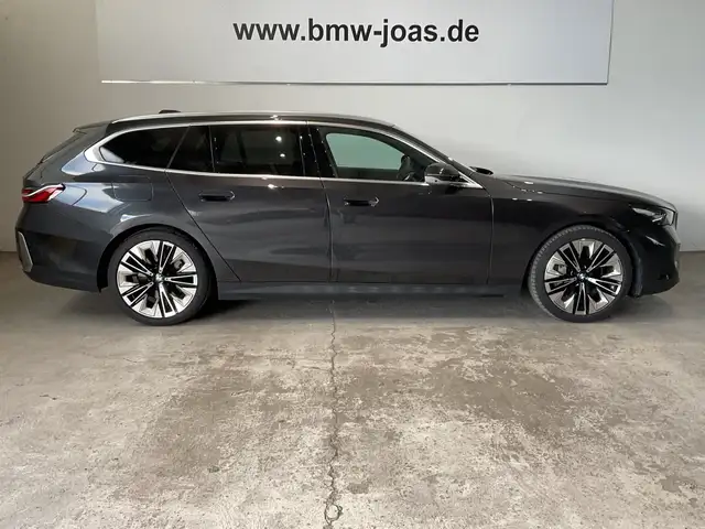 BMW 5 Series view 11