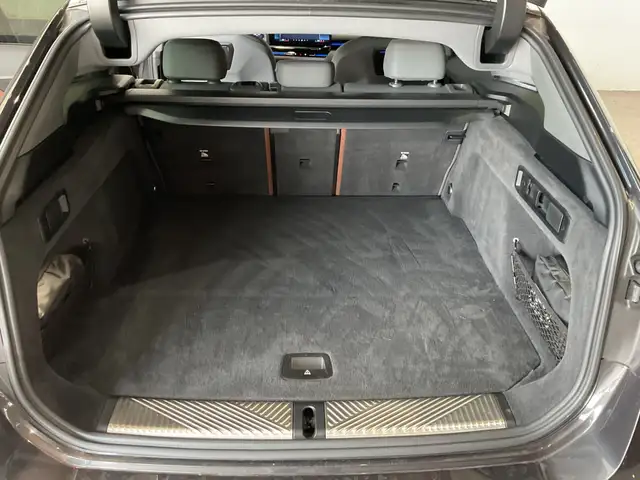 BMW 5 Series view 10