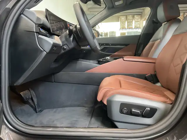 BMW 5 Series view 7
