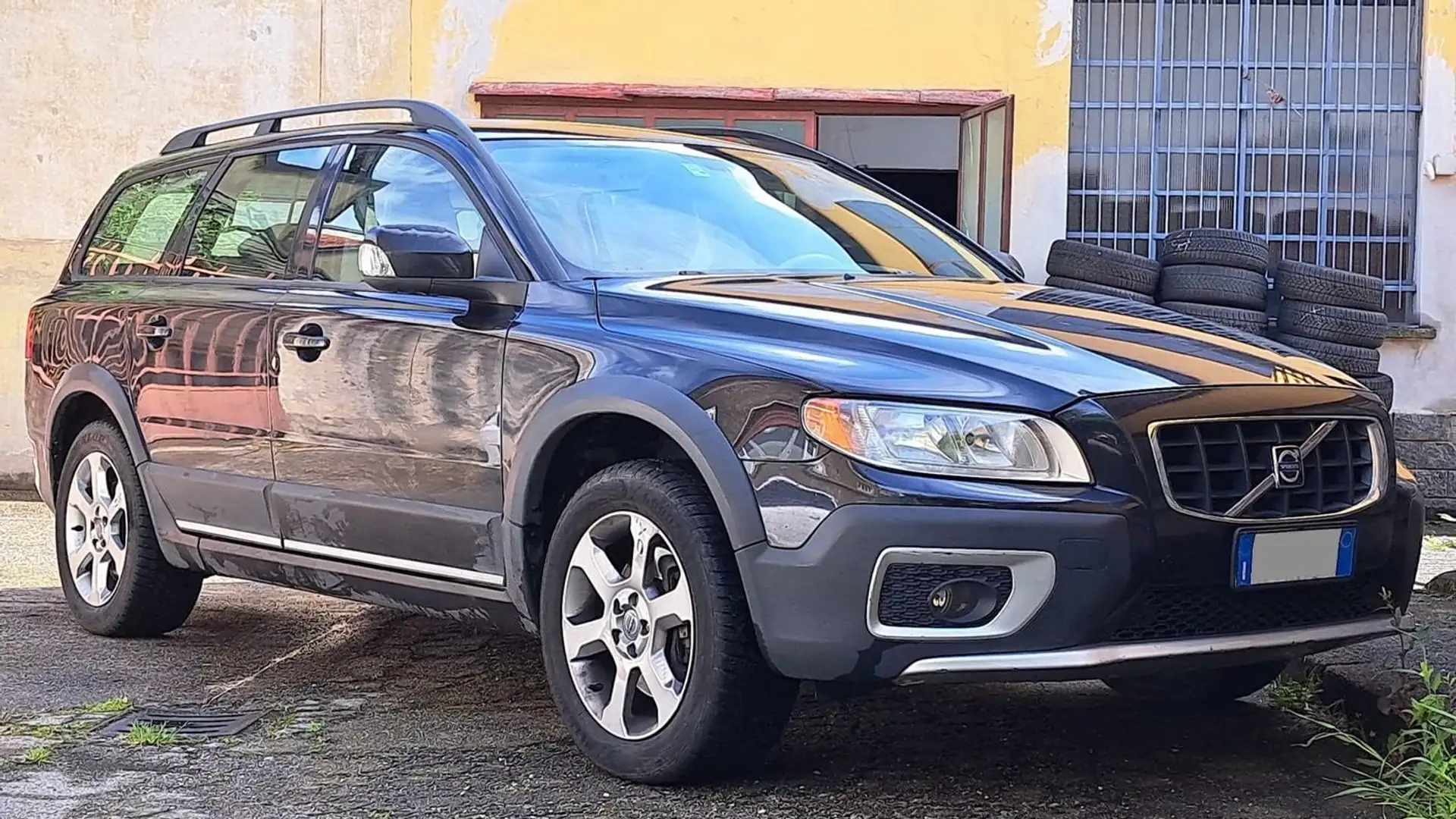 Volvo XC70 2.4 D5 MOMENTUM AWD 185CV GEARTRONIC Černá - 1