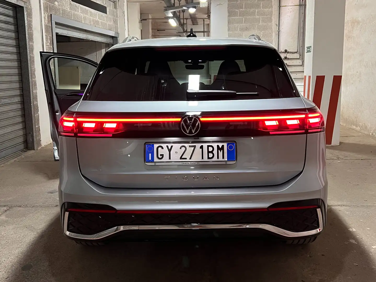 Volkswagen Tiguan Tiguan 2.0 tdi R-Line 150cv dsg Argento - 1