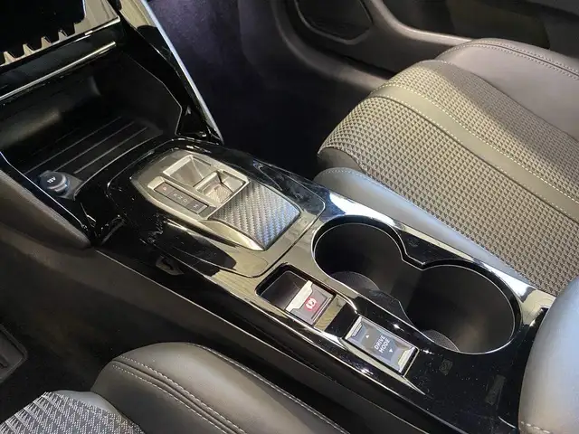 Peugeot 208 view 11