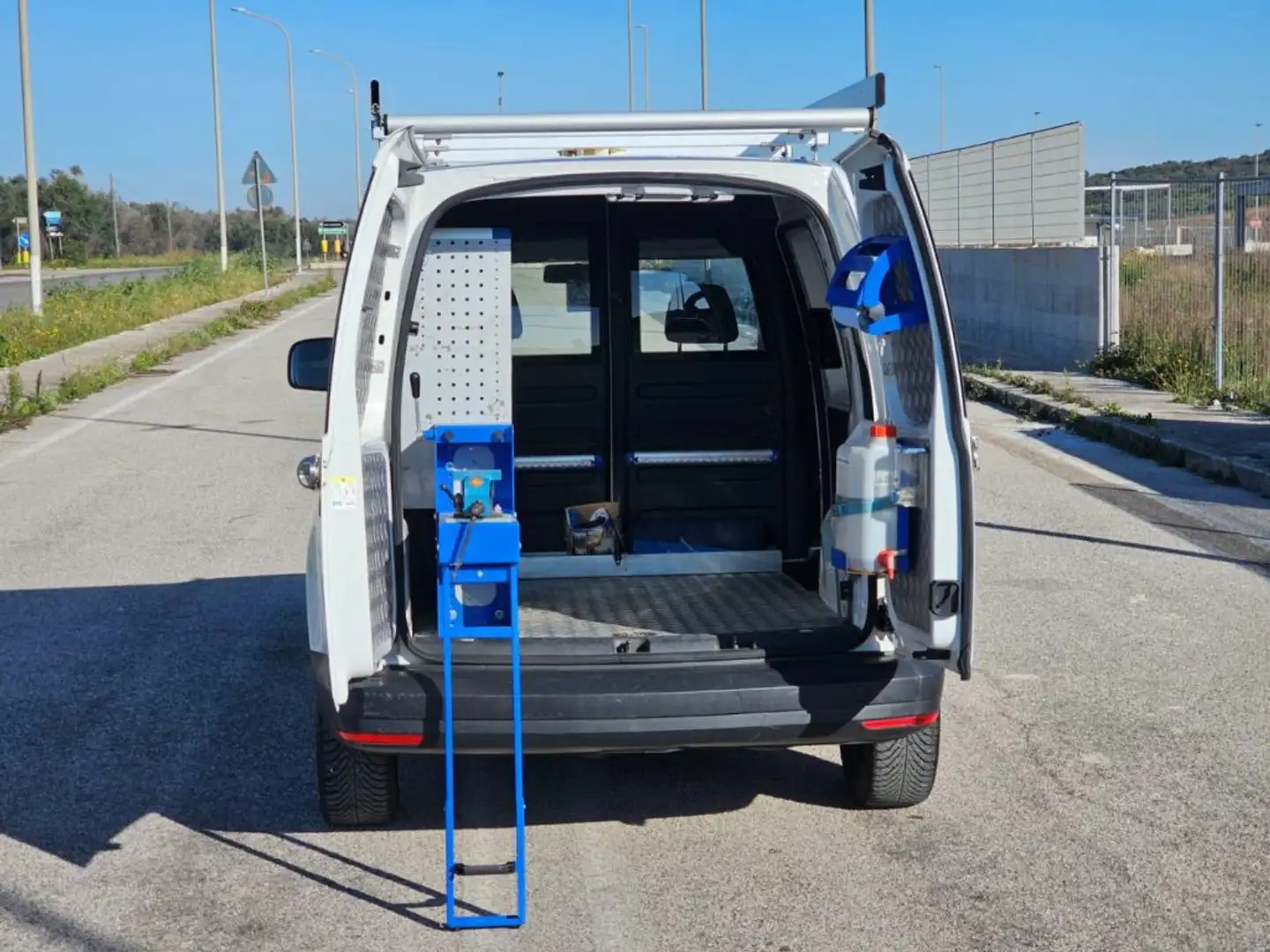 Volkswagen Caddy 2.0 TDI 122 CV 4Motion ALLESTITO OFFICINA MOBILE Bianco - 1