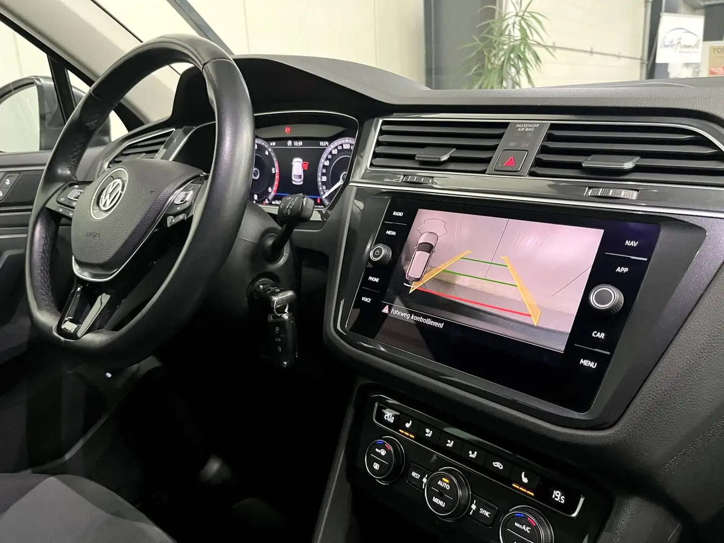Volkswagen Tiguan R Line *ACC*Virtual*AHK*19 Zoll* Grijs - 2