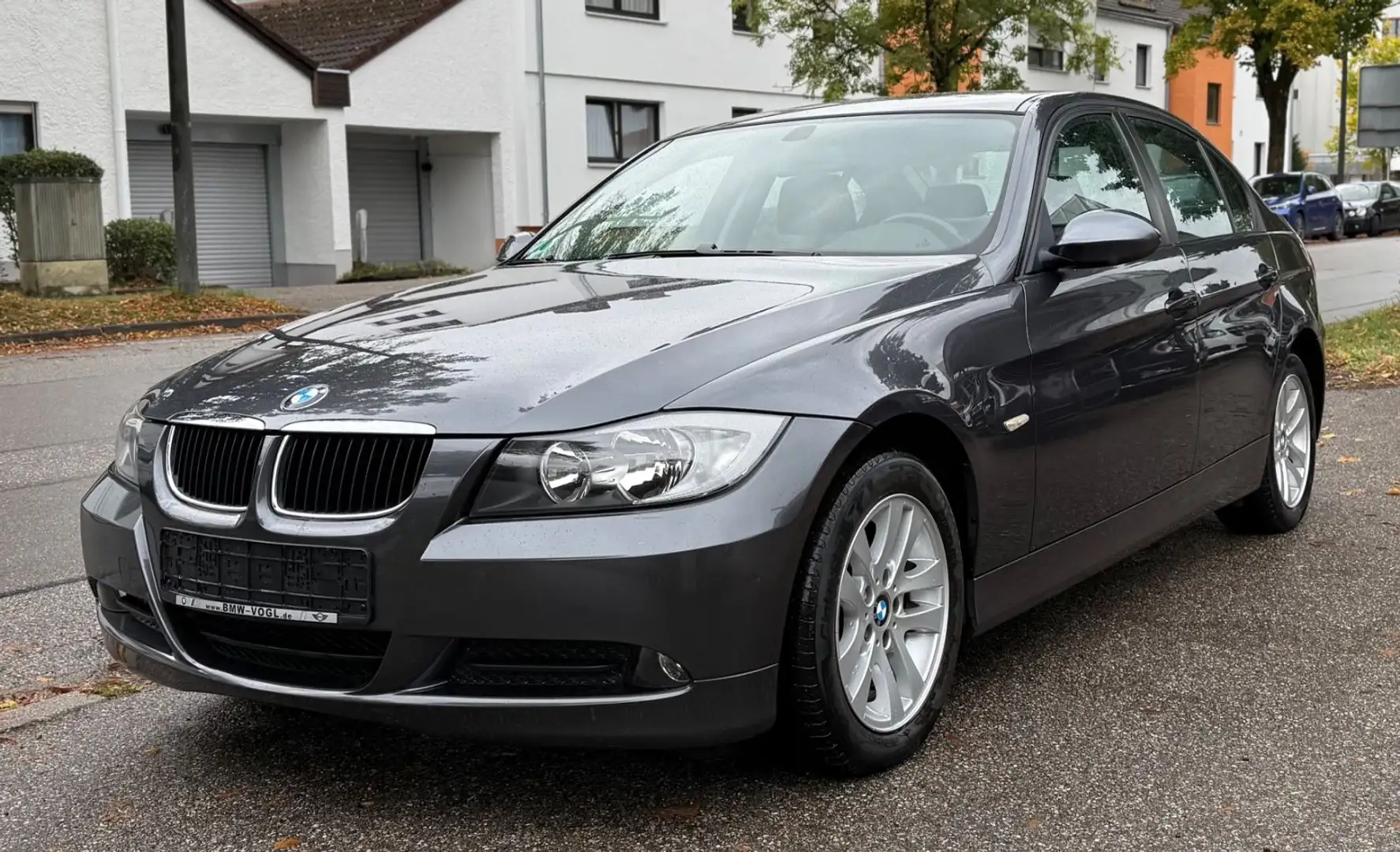 BMW 318 i Lim. E90/TÜV AU NEU/AHK schwenkbar/SHZ/PDC Grau - 2