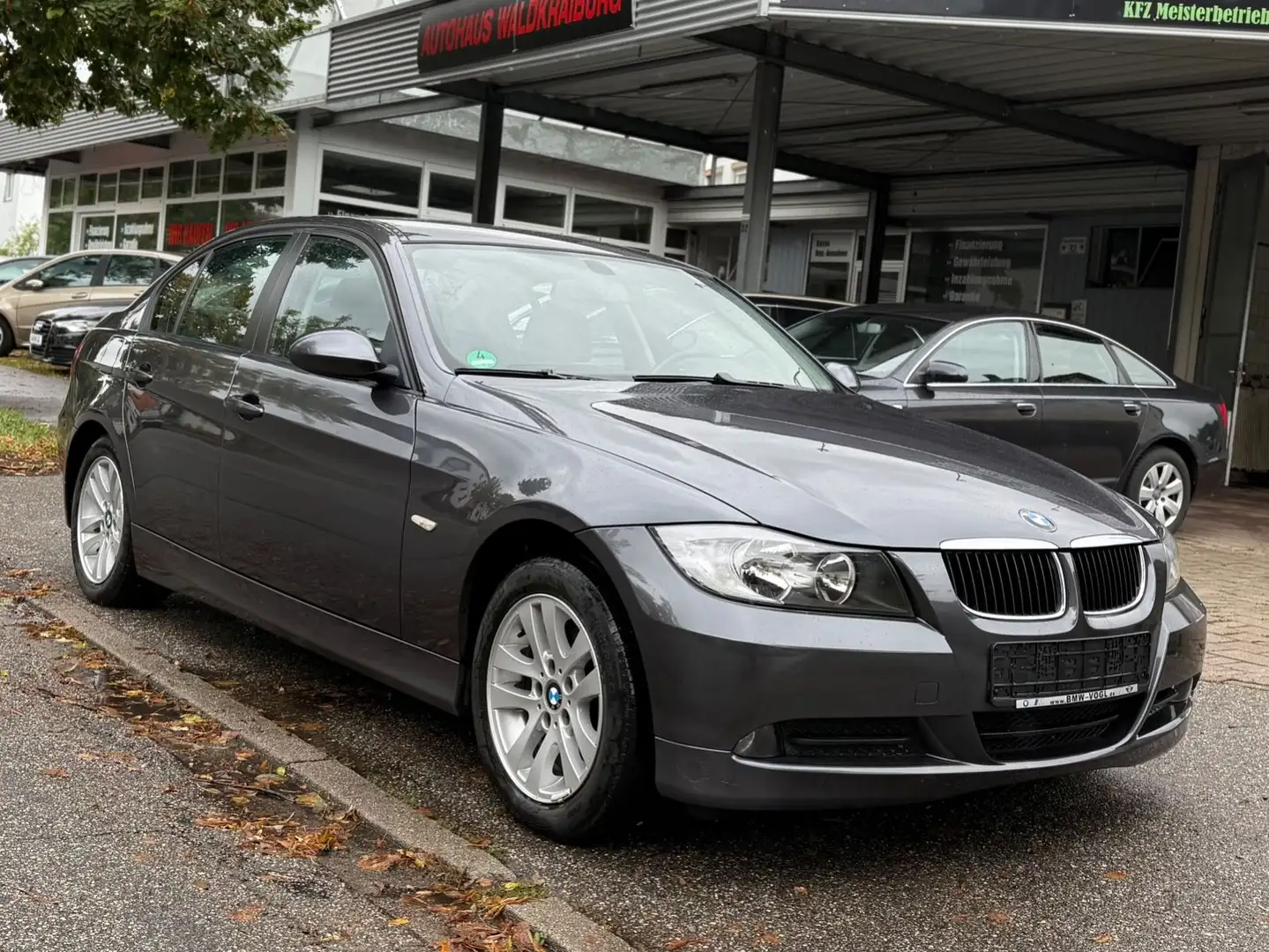 BMW 318 i Lim. E90/TÜV AU NEU/AHK schwenkbar/SHZ/PDC Grau - 1