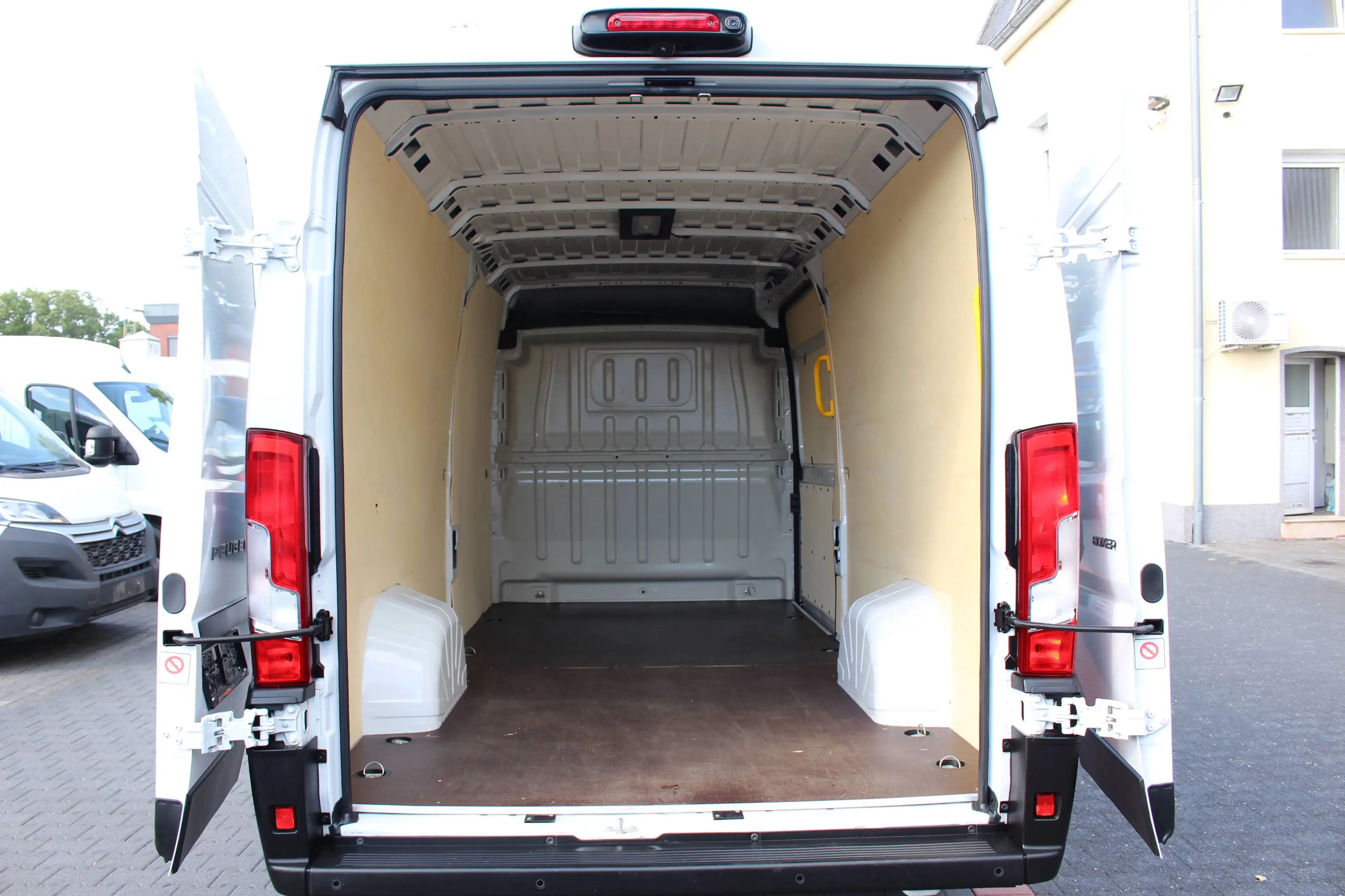 Peugeot Boxer 35 L4H2 180 Automatik *ACC*Kamera*360°PDC — photo 4