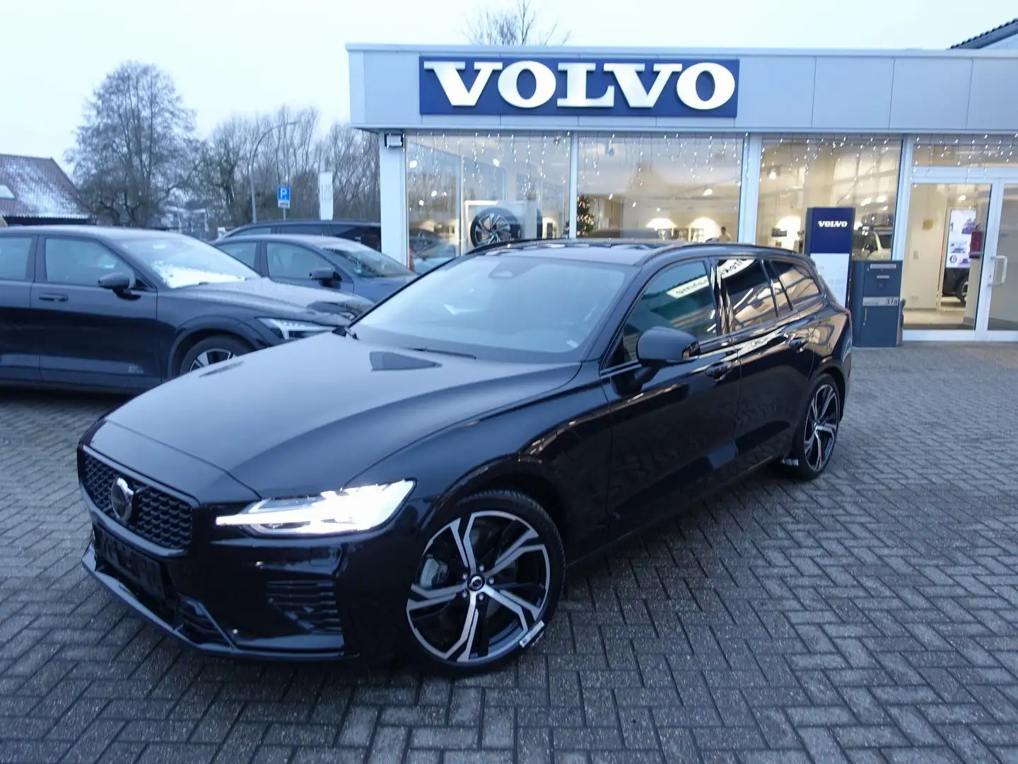 Volvo V60 Plus Dark T6 AWD Plug-in Hybrid/360/AHK/Pano Schwarz - 1