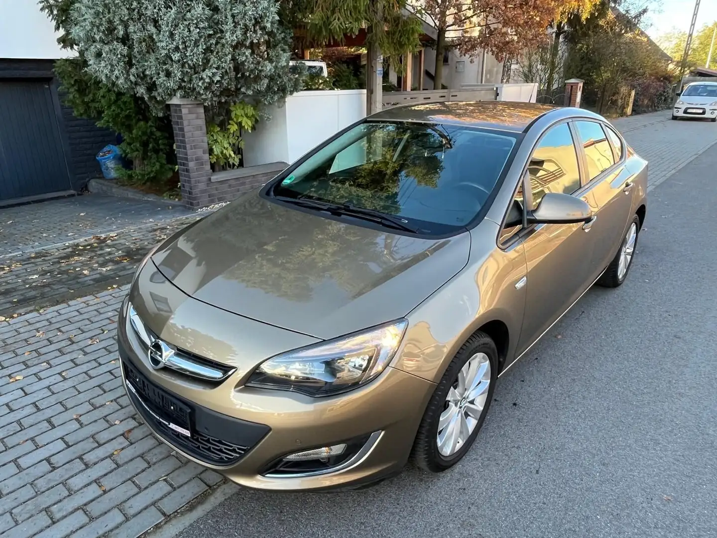 Opel Astra J Lim. 4-trg. 150 Jahre Opel Gold - 1
