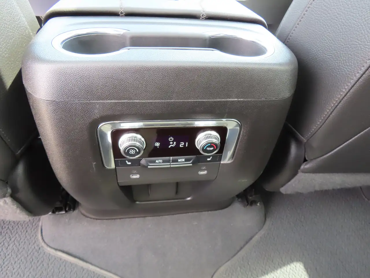 GMC Yukon снимка GMC Yukon
