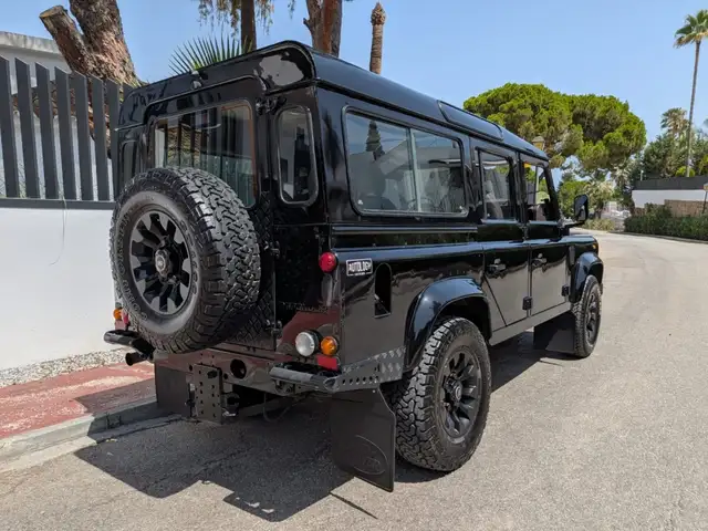 Land Rover Defender 110 view 6