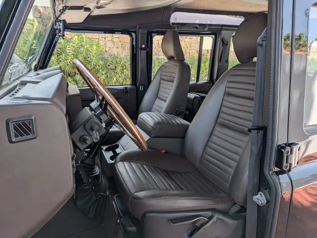 Land Rover Defender 110 view 8