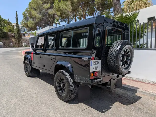 Land Rover Defender 110 view 3