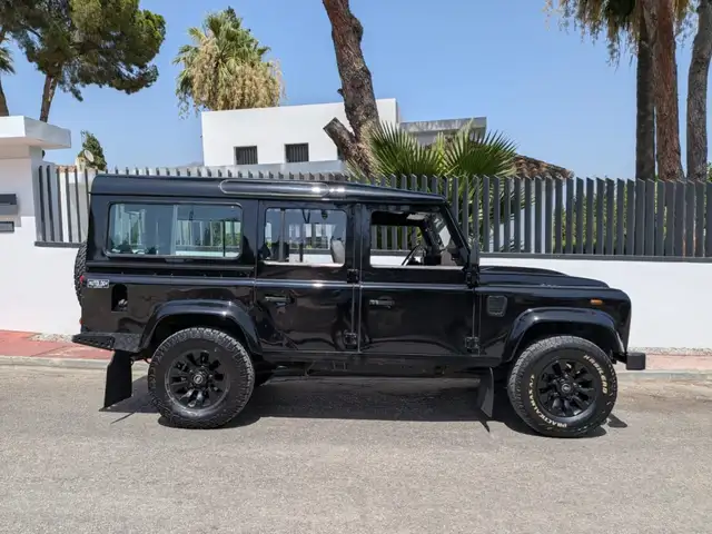 Land Rover Defender 110 view 5