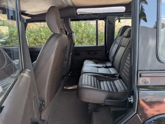 Land Rover Defender 110 view 9