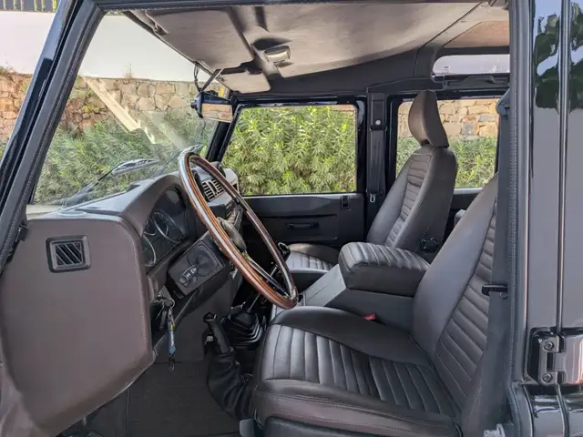 Land Rover Defender 110 view 10