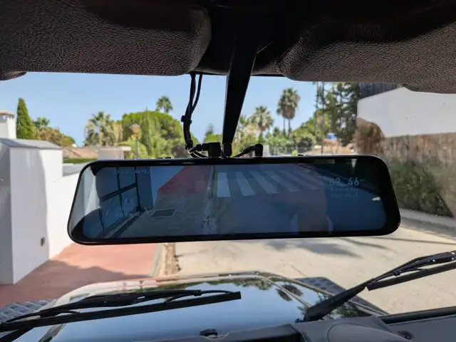 Land Rover Defender 110 view 13