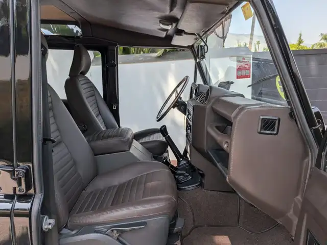 Land Rover Defender 110 view 11
