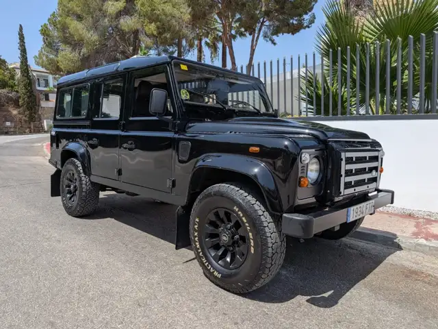 Land Rover Defender 110 view 4