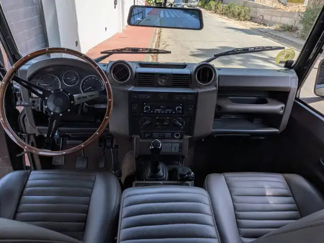 Land Rover Defender 110 view 7