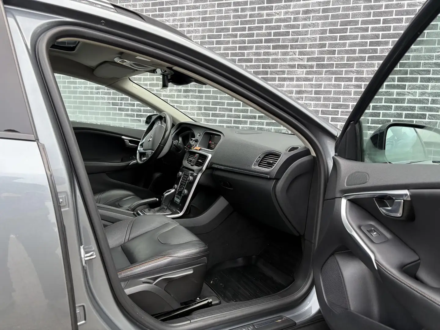 Volvo V40 Cross Country 1.5 T3 Polar+ Luxury | LED | Panorama Dak | Trekha Gris - 2