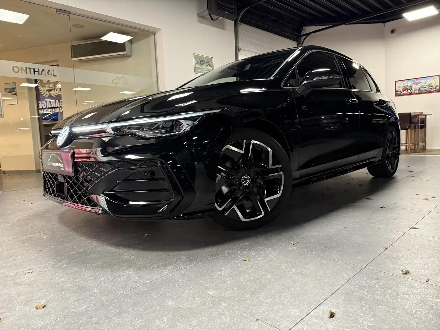 Volkswagen Golf Golf 1.5 eTSI OPF DSG R-Line pano dak NIEUW 0 KM ! - 1