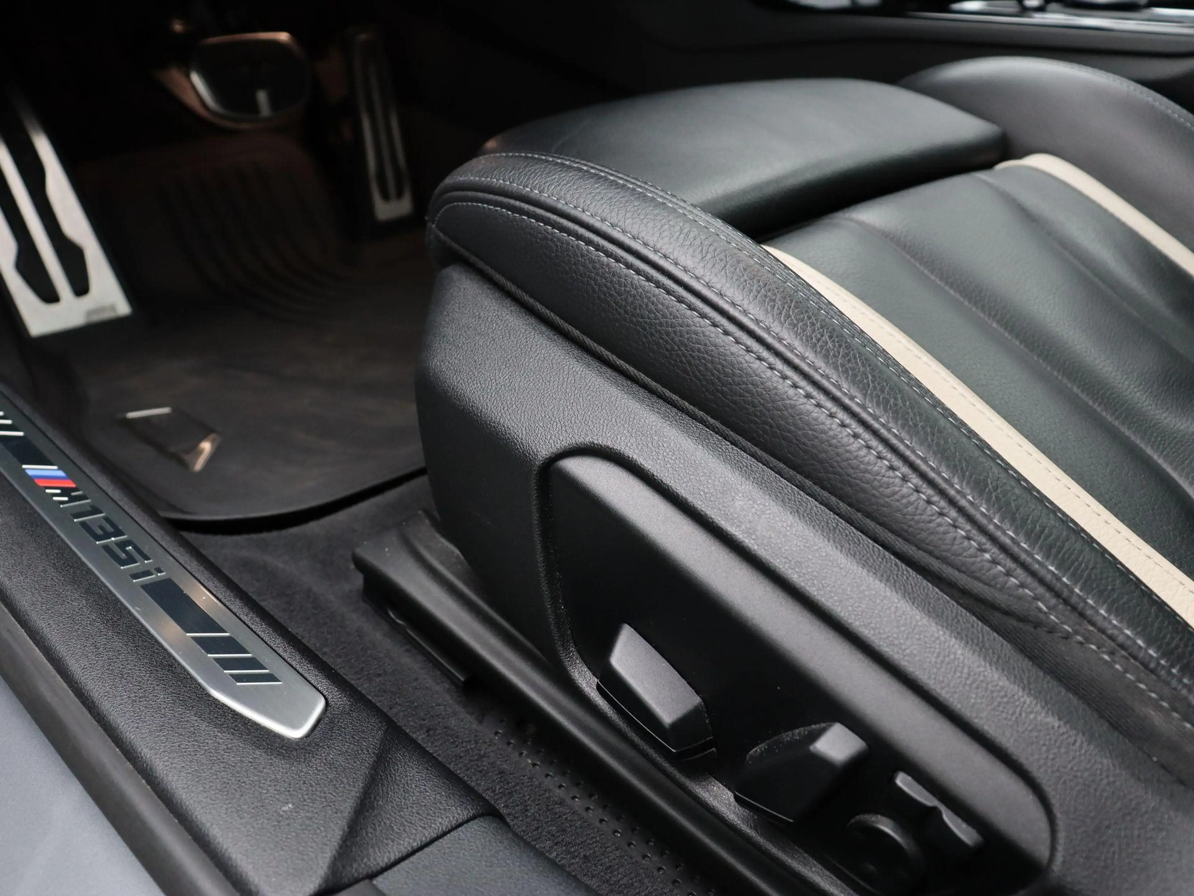 BMW 135 1 Serie 5-deurs M135i xDrive | LED | Leder | HUD | — photo 13