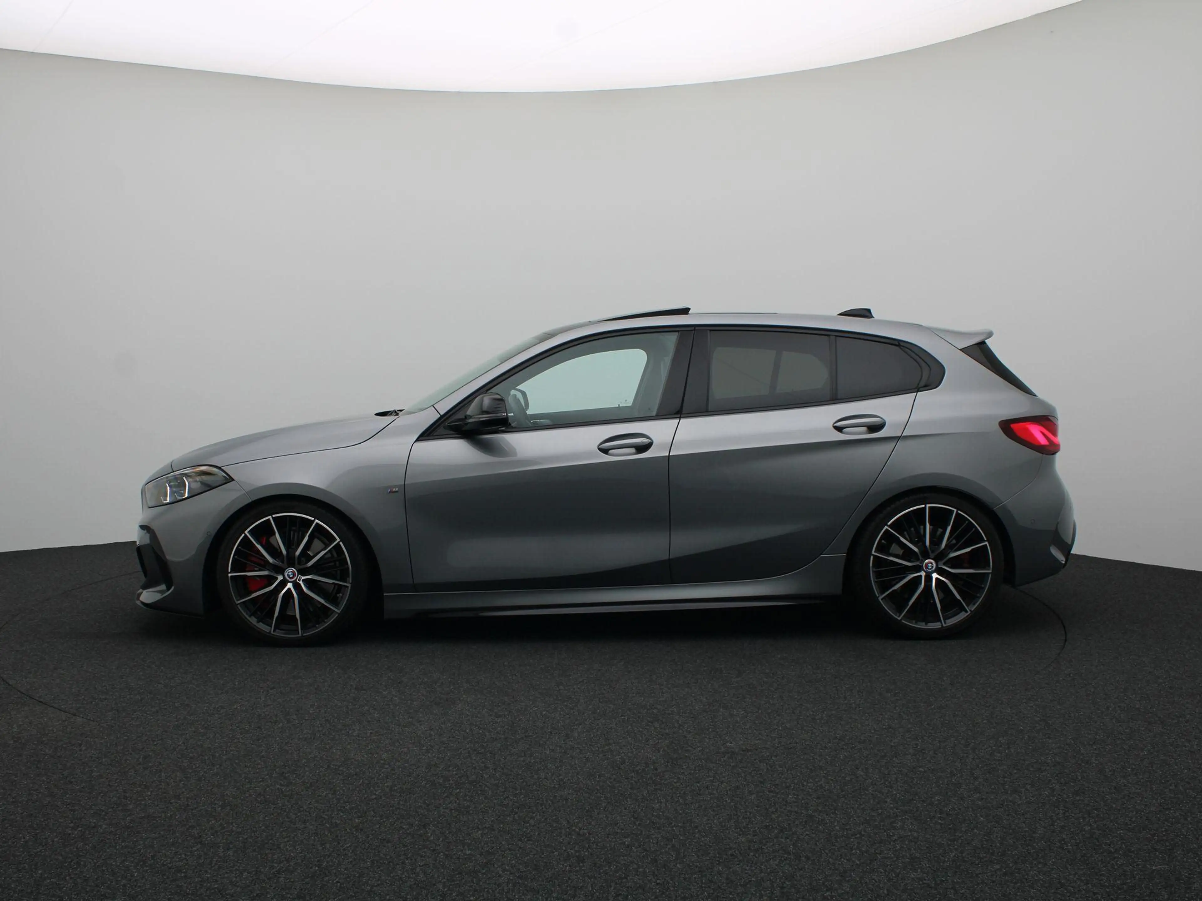 BMW 135 1 Serie 5-deurs M135i xDrive | LED | Leder | HUD | — photo 4
