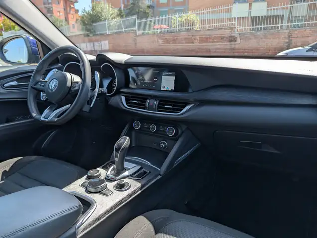 Alfa Romeo Stelvio view 13