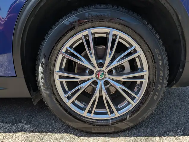 Alfa Romeo Stelvio view 19