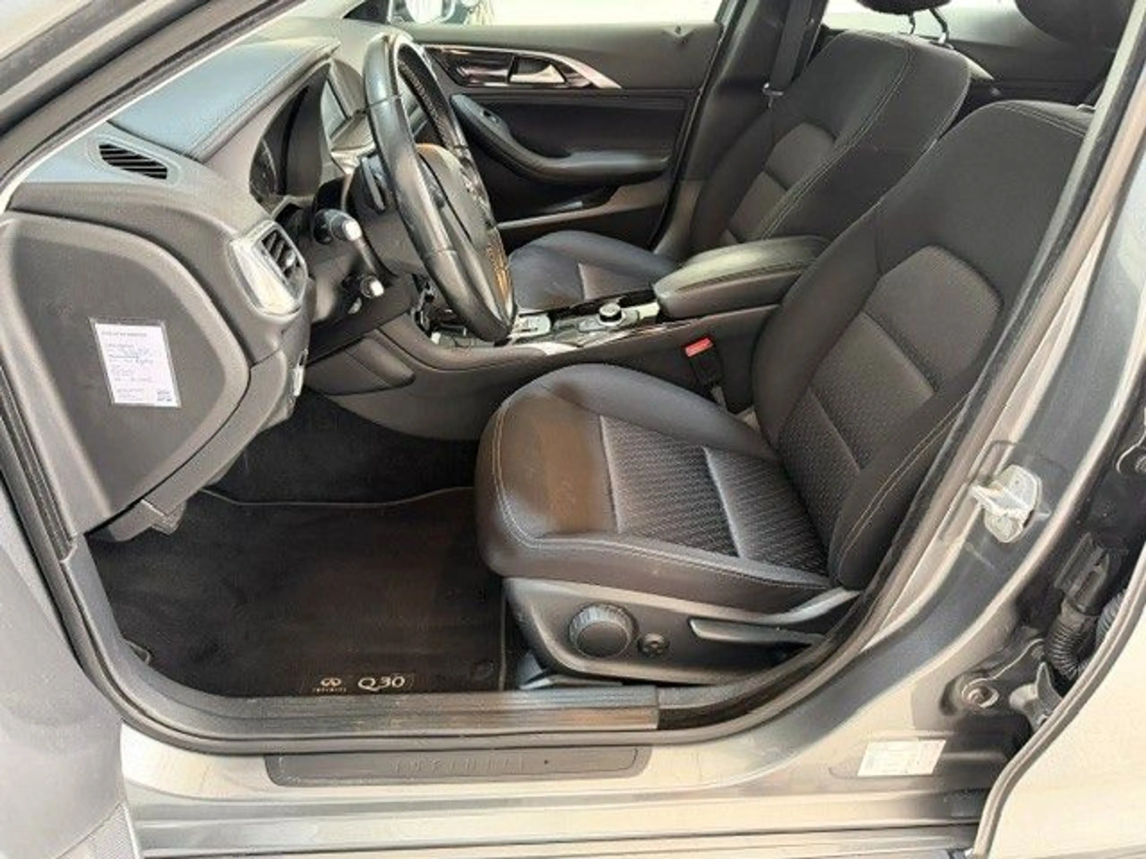 Infiniti Q30 1.5D AUTOM,SITZH,AHK,NAVI,LED,360 — photo 12