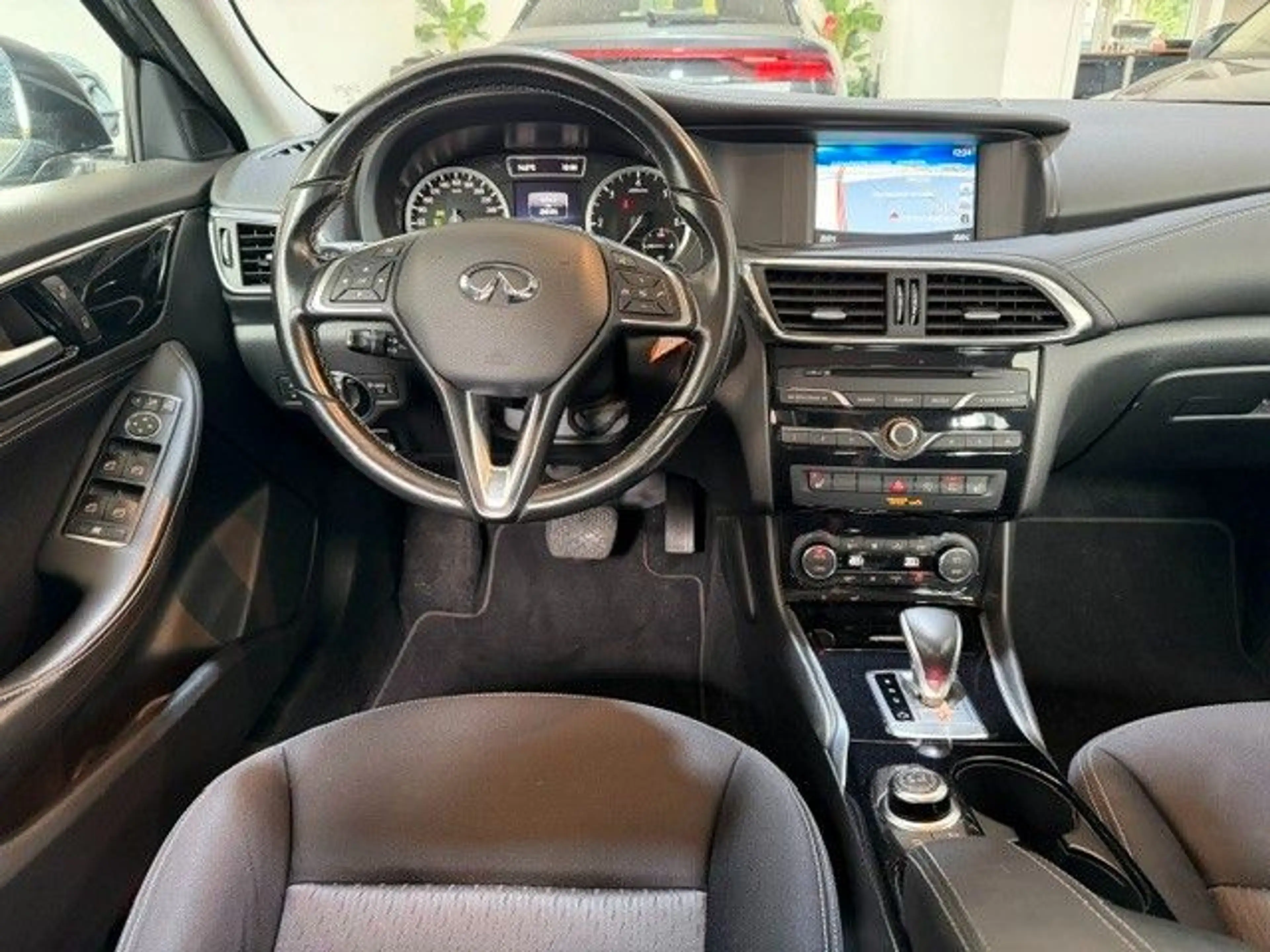 Infiniti Q30 1.5D AUTOM,SITZH,AHK,NAVI,LED,360 — photo 3