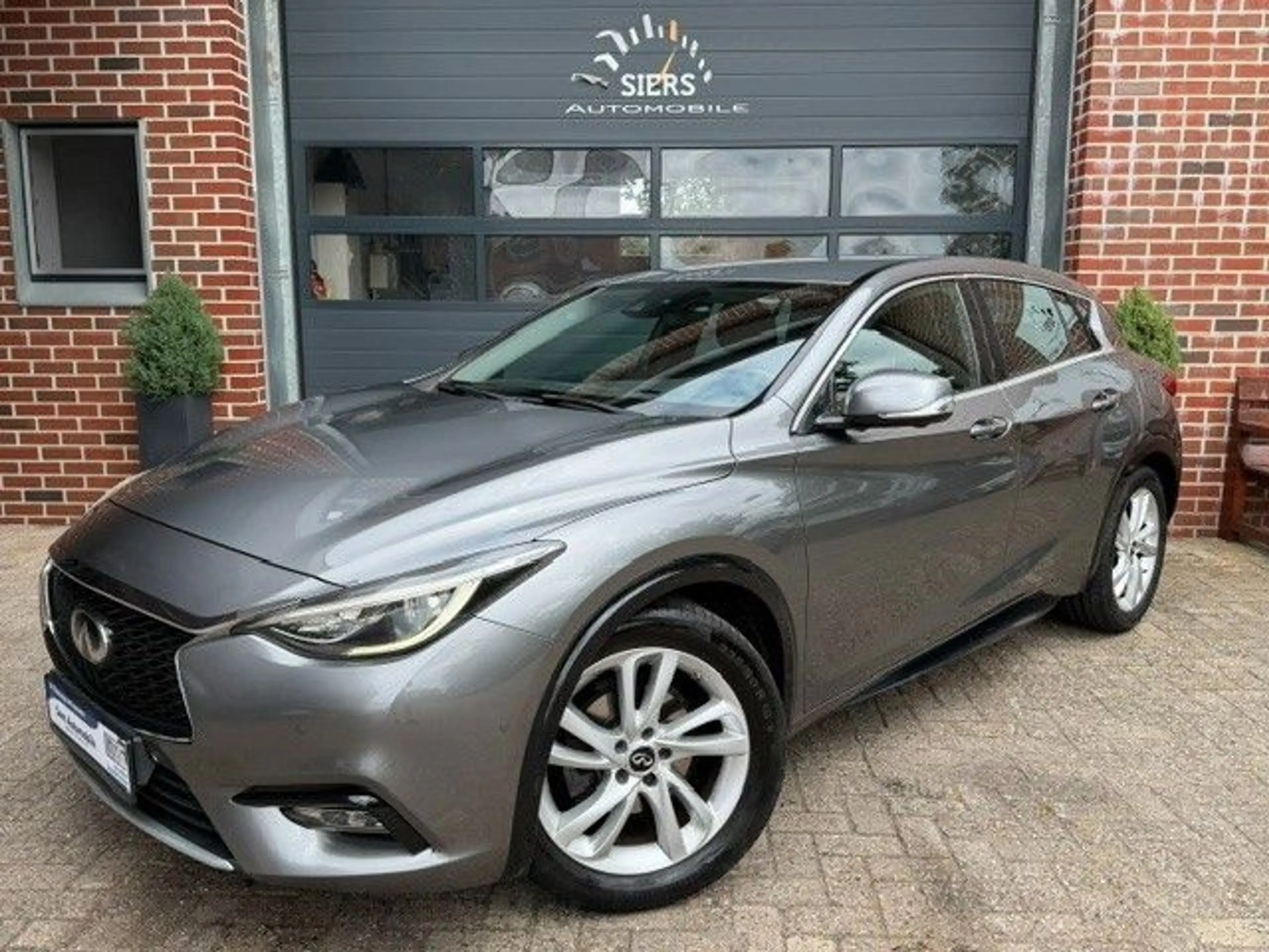 Infiniti Q30 1.5D AUTOM,SITZH,AHK,NAVI,LED,360