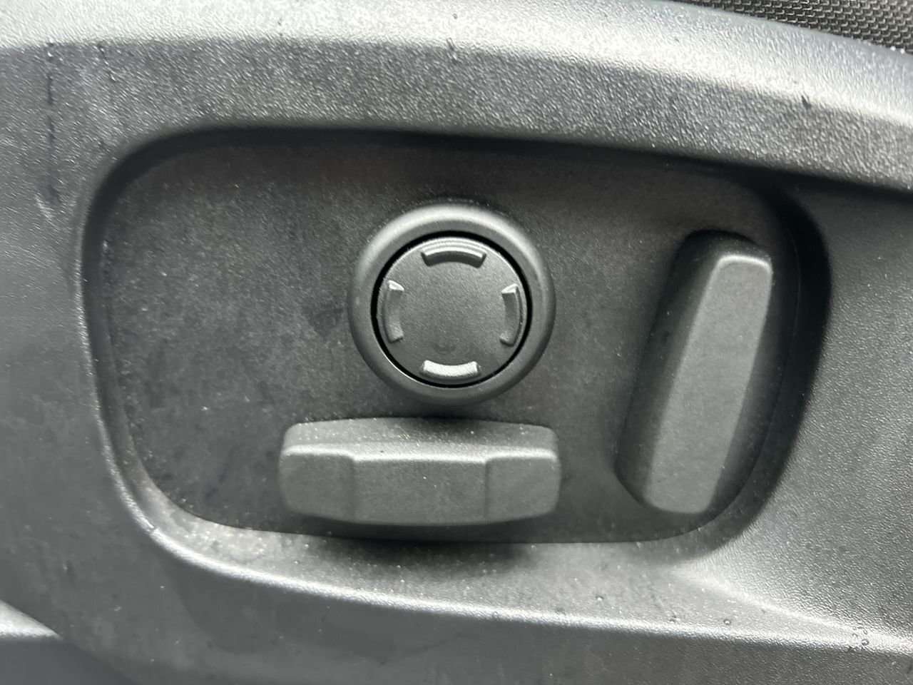 2025 Land Rover Defender thumb 22