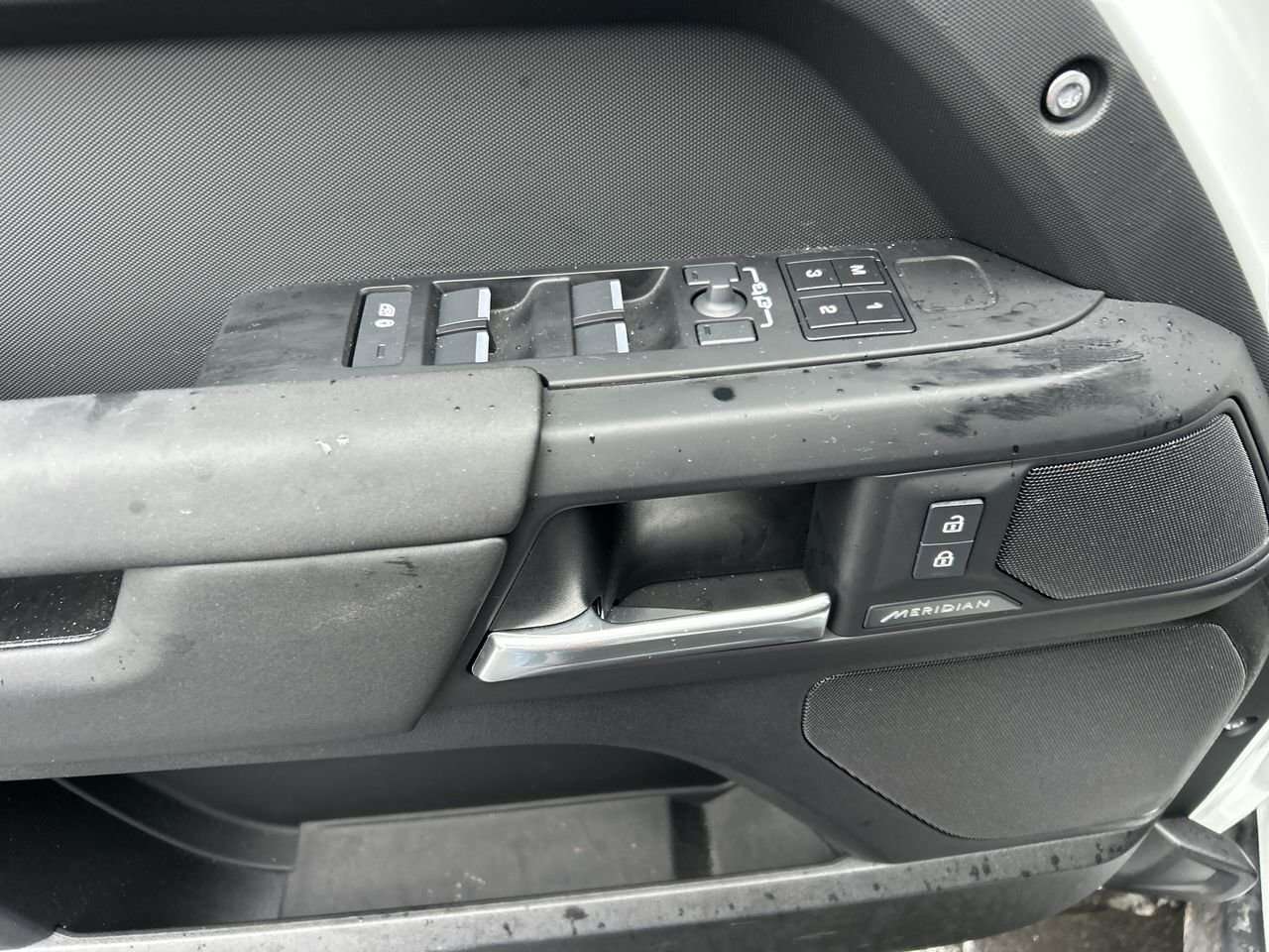 2025 Land Rover Defender thumb 23
