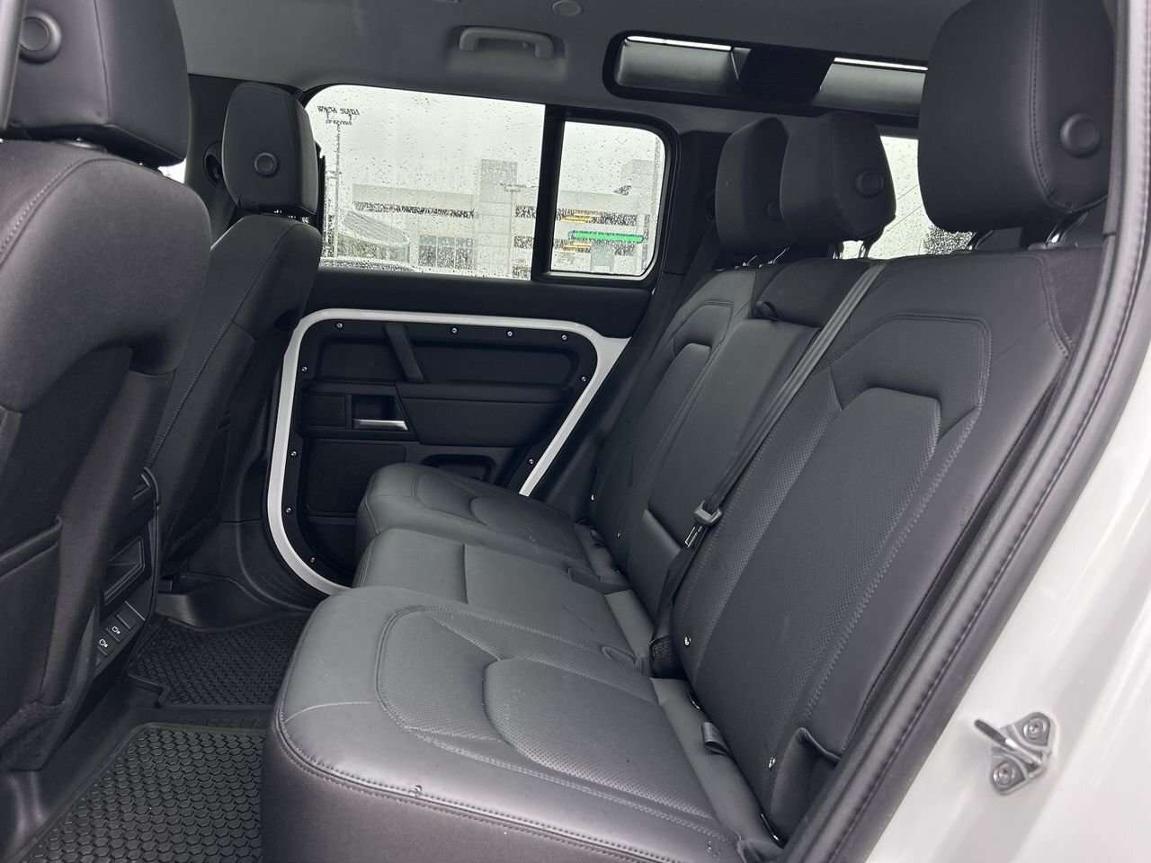 2025 Land Rover Defender thumb 32
