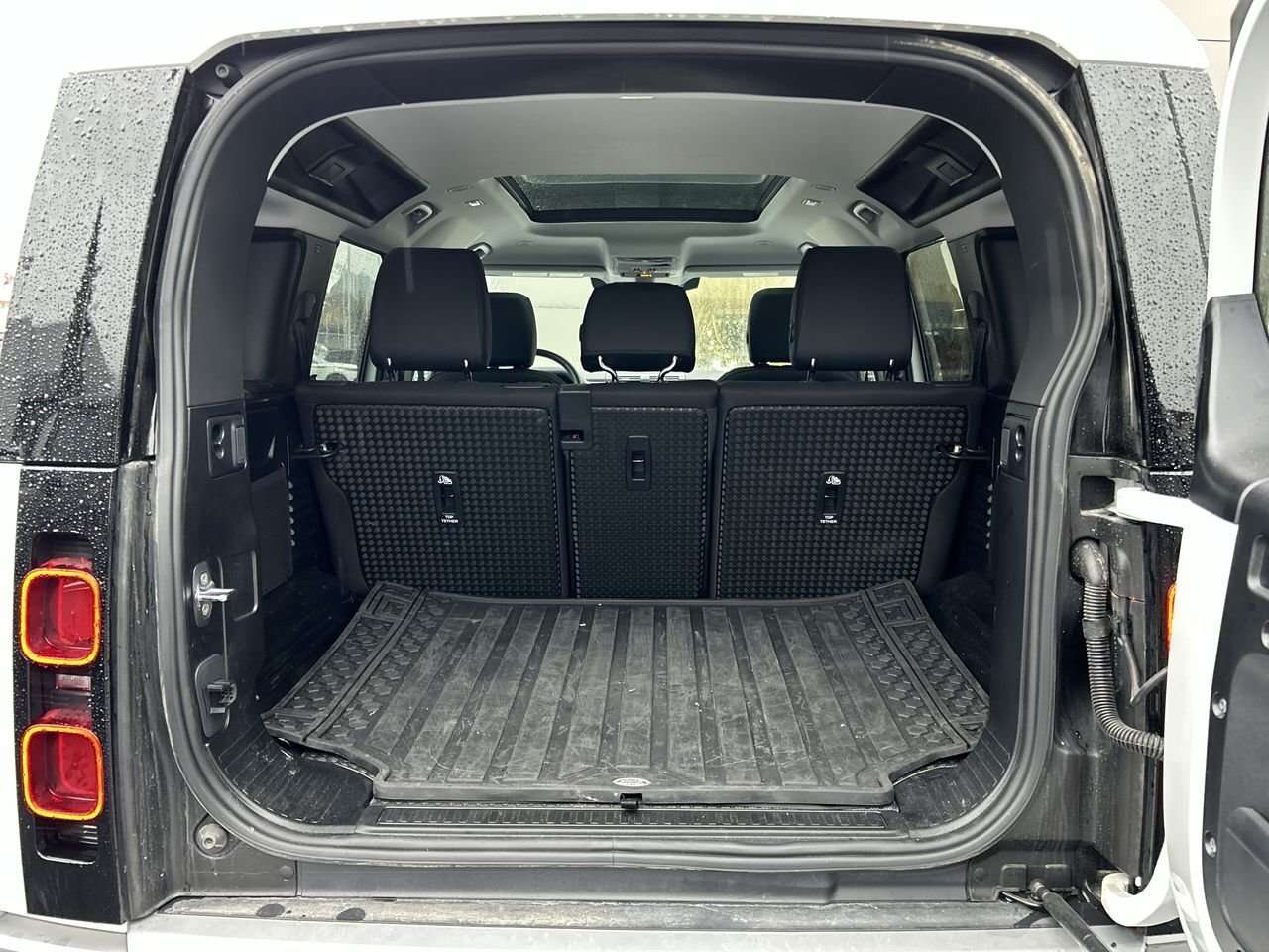 2025 Land Rover Defender thumb 28