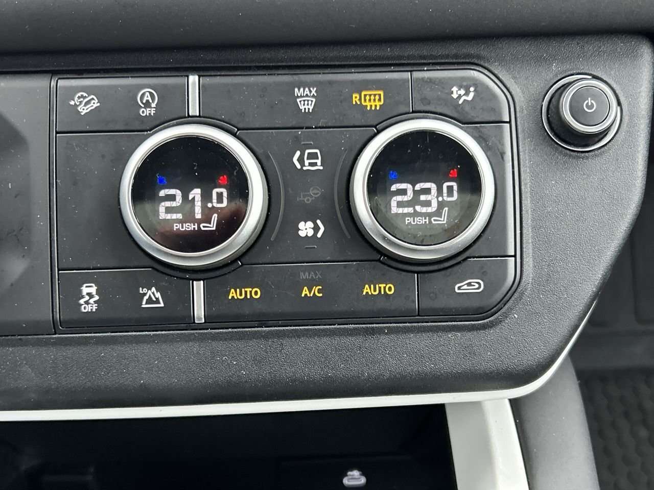 2025 Land Rover Defender thumb 25