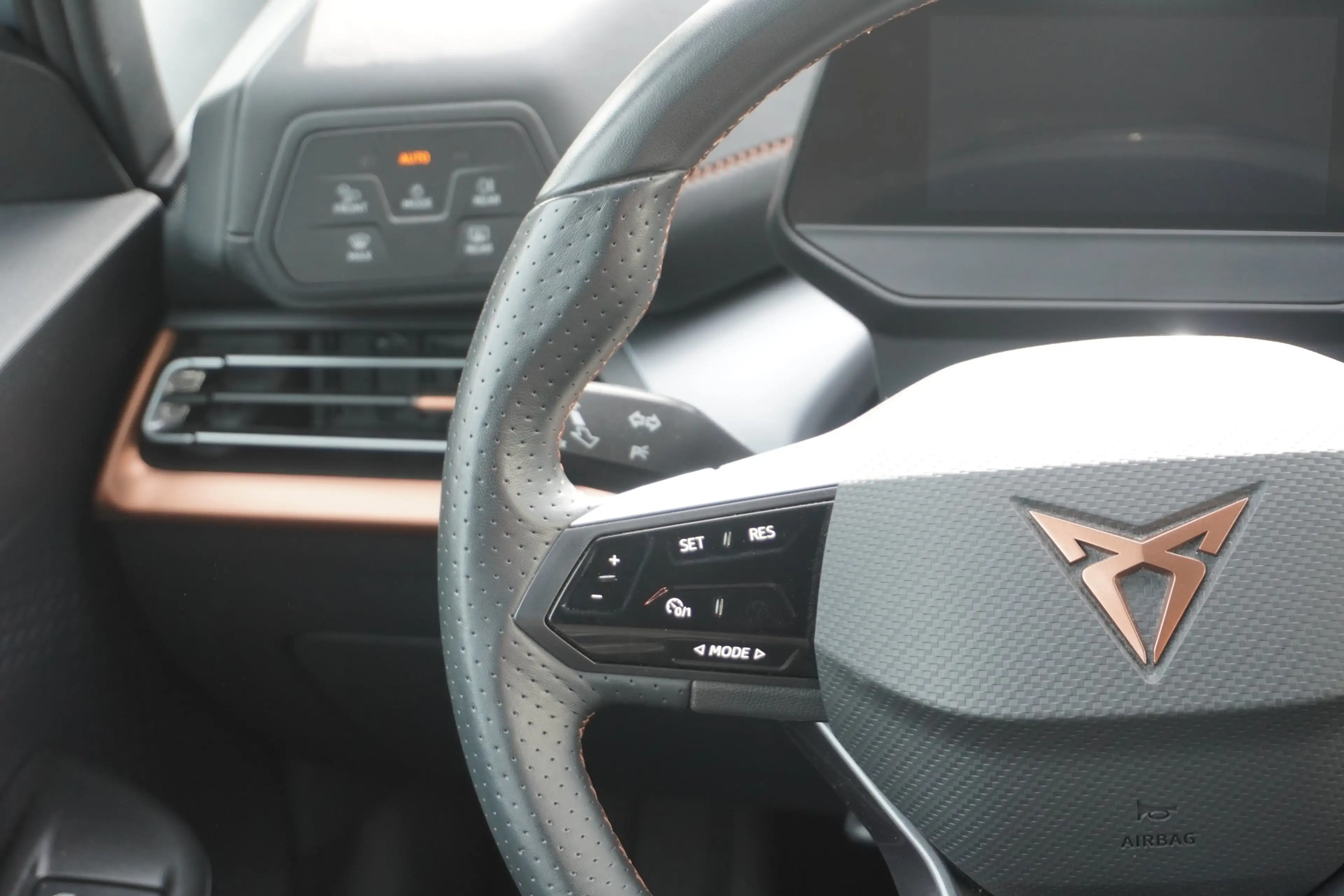 CUPRA Born 150 kW LED Navi ACC PDC Kamera Sitzheizung — photo 11