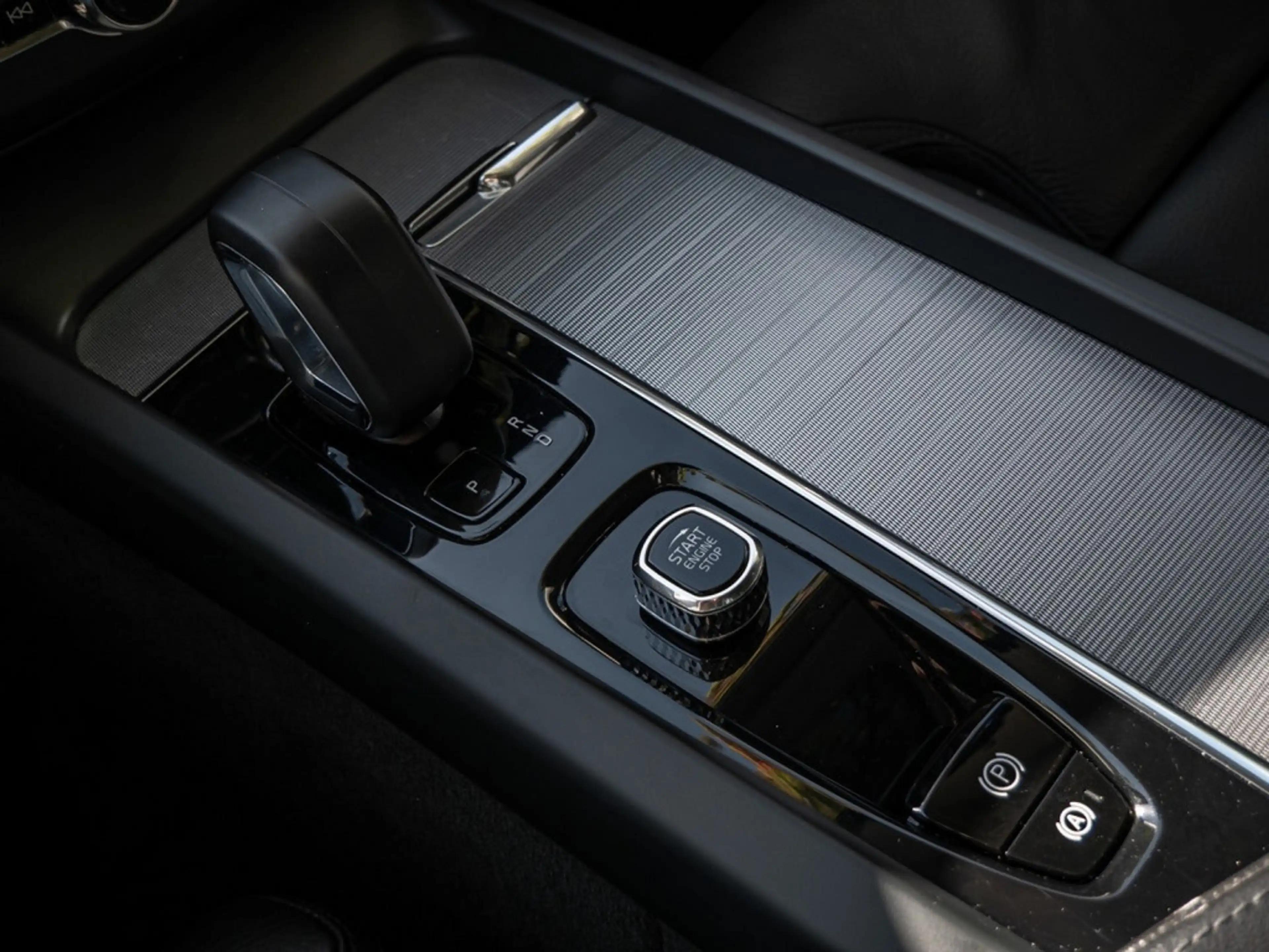 Volvo XC60 B4 Diesel Plus Dark AWD STANDHZ LED PANO — photo 10
