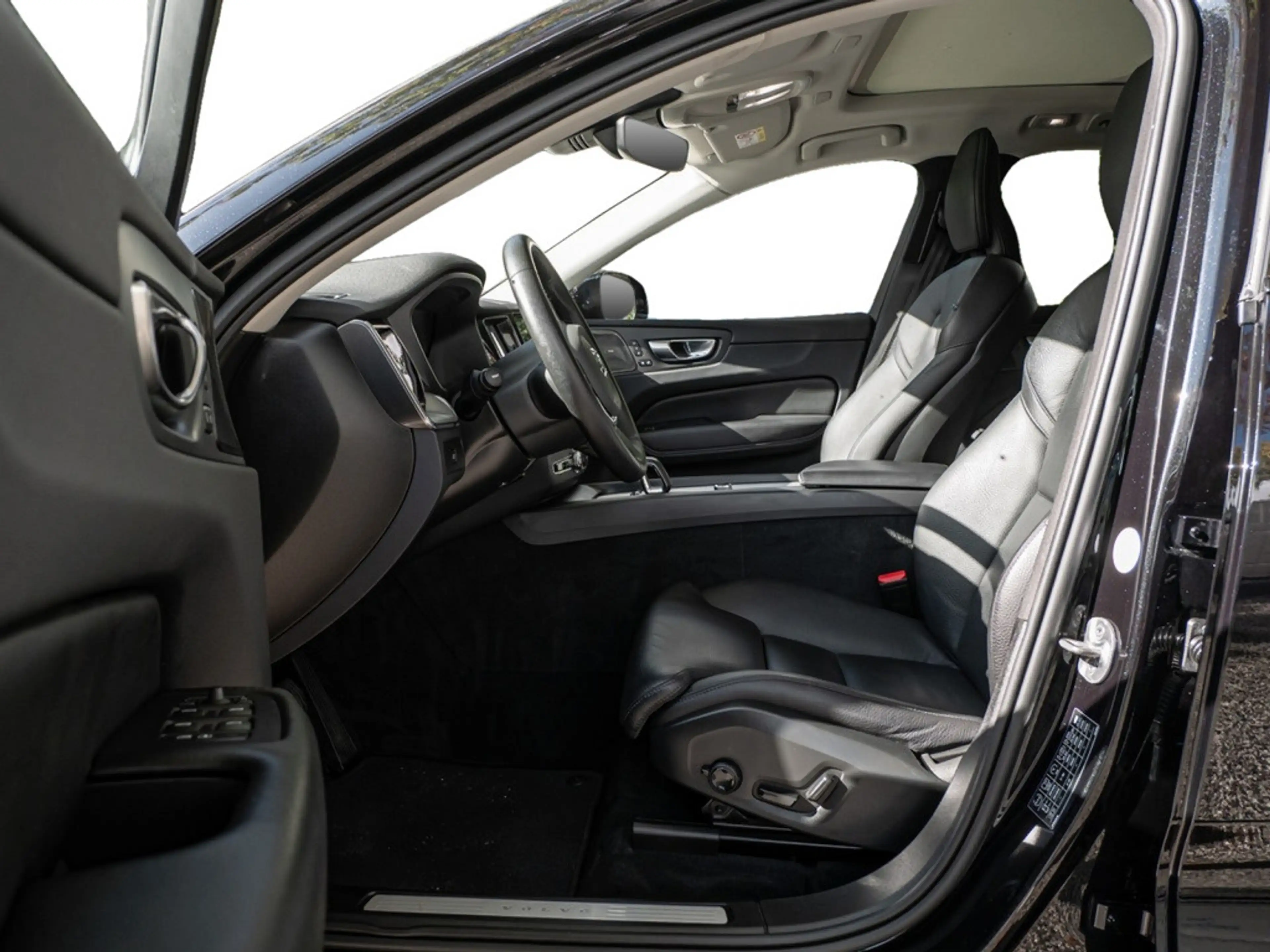 Volvo XC60 B4 Diesel Plus Dark AWD STANDHZ LED PANO — photo 7