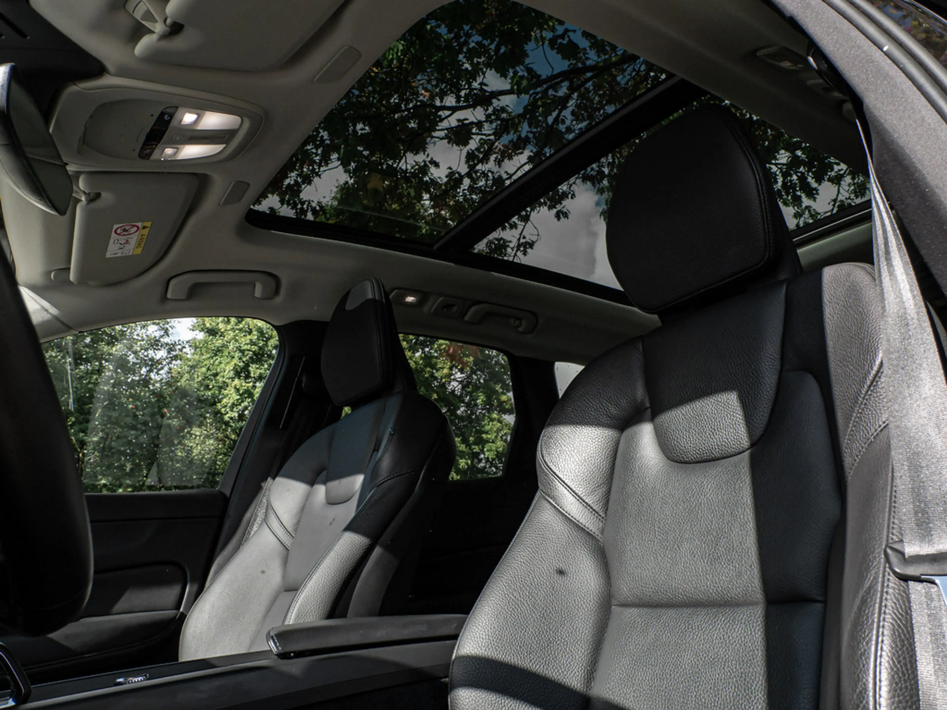 Volvo XC60 B4 Diesel Plus Dark AWD STANDHZ LED PANO — photo 14