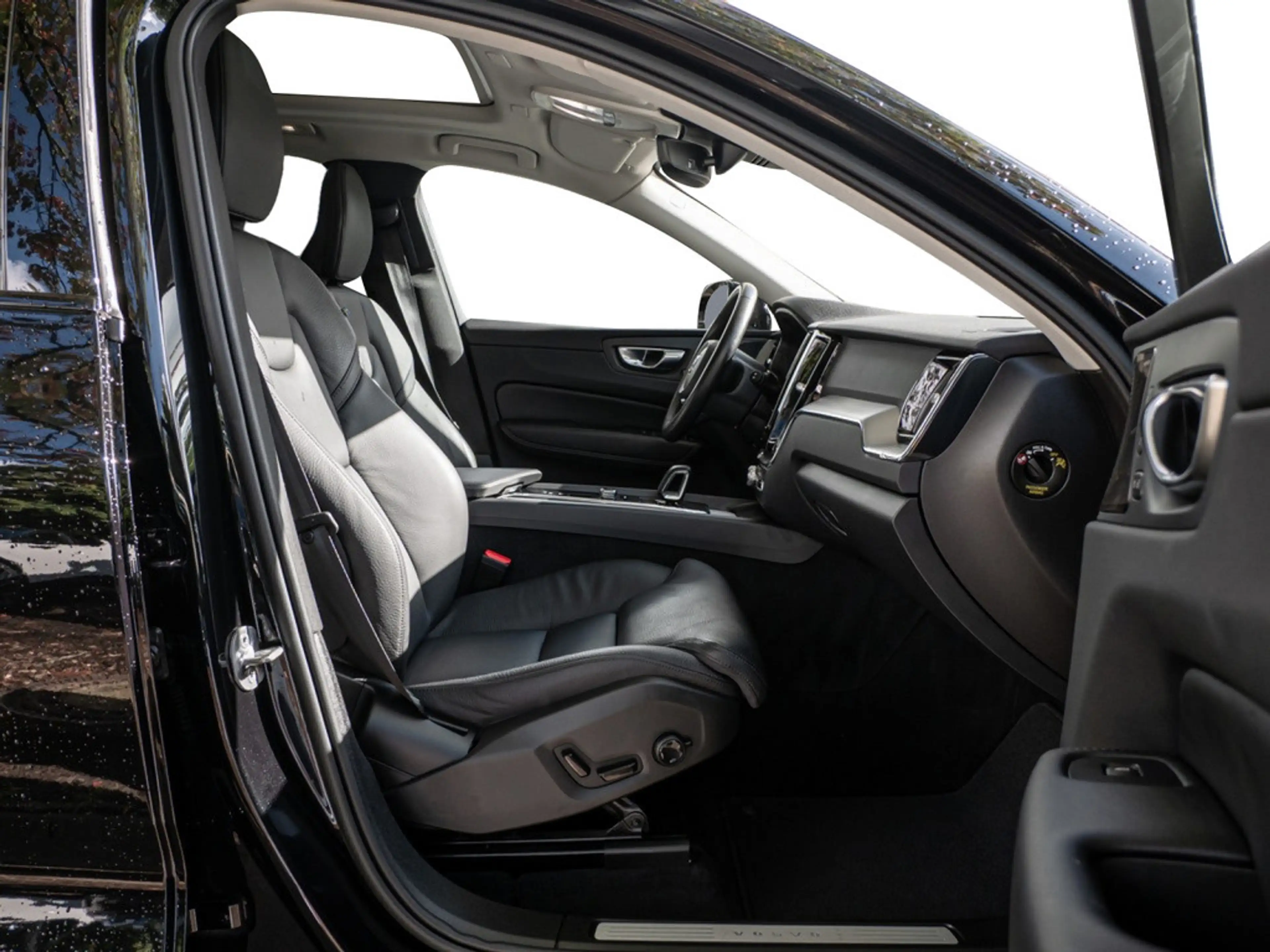 Volvo XC60 B4 Diesel Plus Dark AWD STANDHZ LED PANO — photo 5