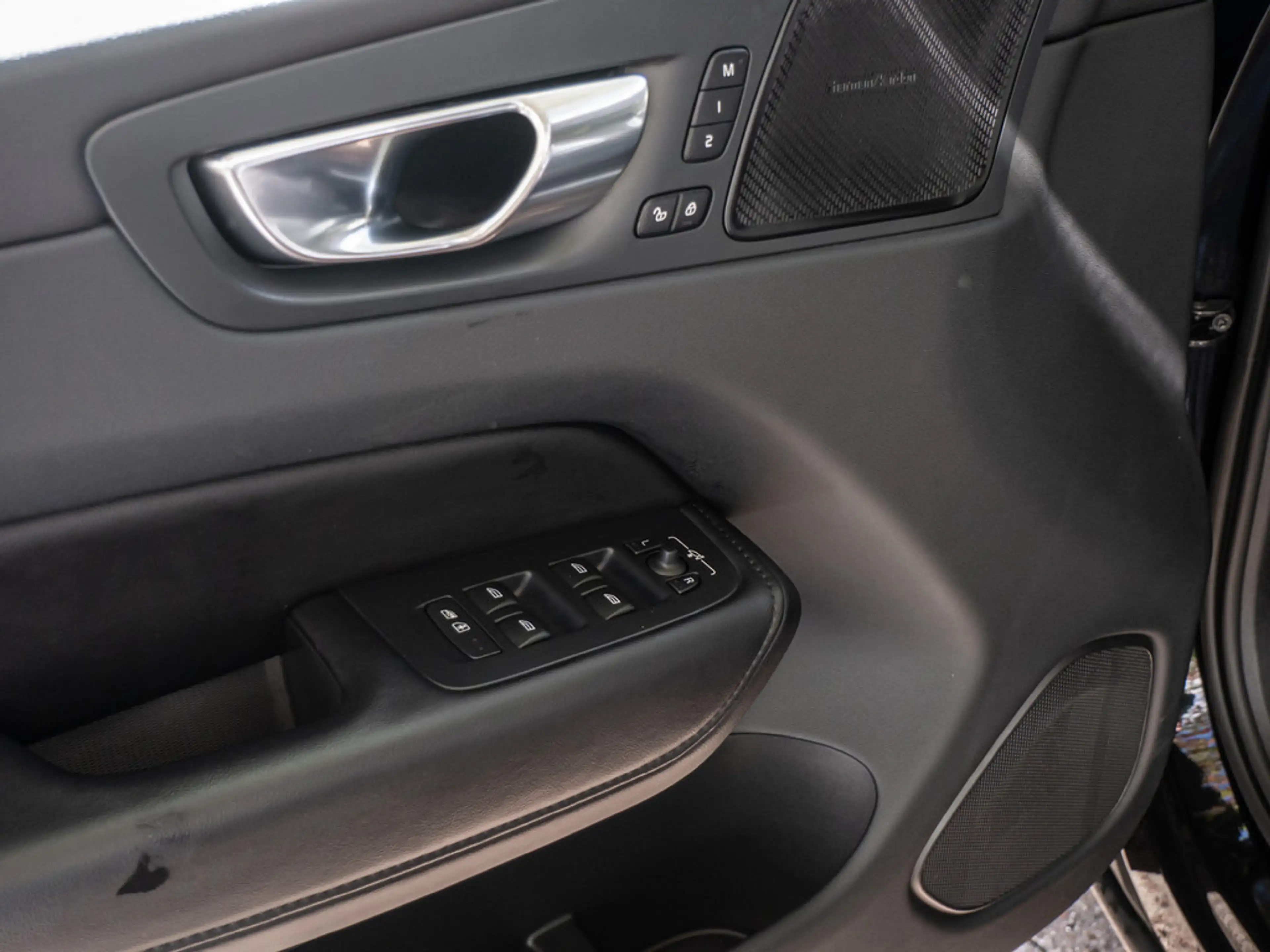 Volvo XC60 B4 Diesel Plus Dark AWD STANDHZ LED PANO — photo 15