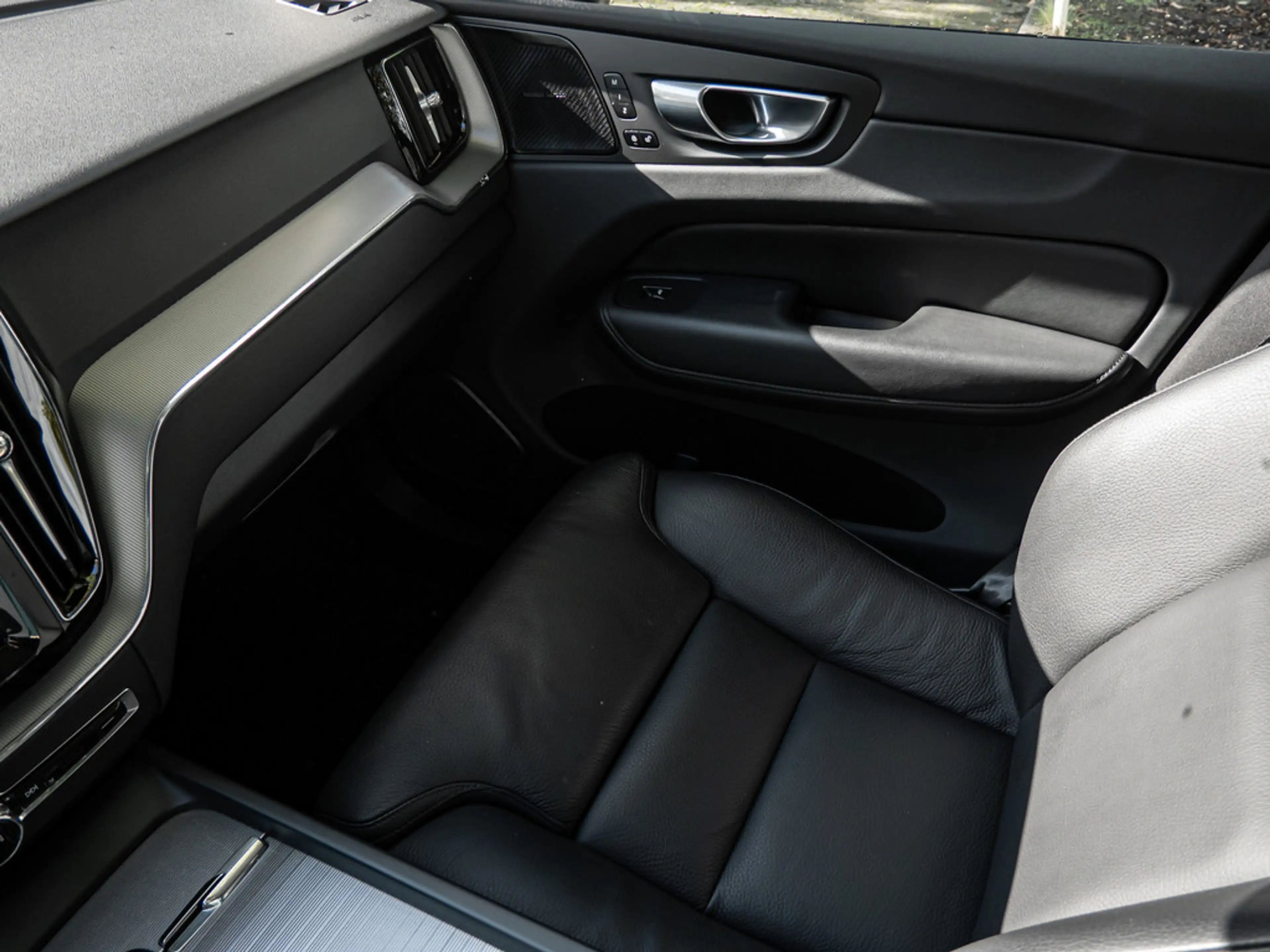 Volvo XC60 B4 Diesel Plus Dark AWD STANDHZ LED PANO — photo 11